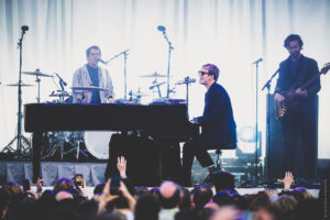 Tom Odell am Klavier – Tom Odell live auf der Hessenbühne im Kurpark Wiesbaden, Rheingau Musik Festival 2026